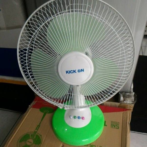 Kipas Angin Meja Desk Fan Kick On 12" Inch